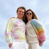 Zucker! Der coole Partnerlook von Nico Rosberg und Vivian Sibold ist definitiv mal etwas anderes. Das Duo präsentiert sich im Batik-Pullover aus verschiedenen Pastellfarben und in einem Cardigan mit Regenbogen-Verlauf. Passend dazu tragen beide helle Hosen. Das schreit nach Frühling!
