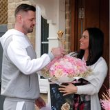 Edles Bouquet! Ihren ersten gemeinsamen Valentinstag, den sie in Carls Woods Haus in Essex verbringen, wird Katie Price sicherlich nicht so schnell vergessen: Ihr Liebster beschenkt sie mit ganz besonderen Blumen – im Wert von über 10.000 Euro. Die luxuriösen Sträuße enthalten nämlich eine Rose aus 22-karätigem Gold.