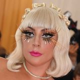 Lady Gaga ist die Königin der Over-The-Top-Looks. Mit diesem extravaganten Augenaufschlag zieht sie bei der Met-Gala alle Blicke auf sich. Ähnlich wie bei Manga-Make-up vergrößert der weiße Kajal auf und unter der Wasserlinie optisch das Auge.
