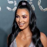 Erdtöne und Braune Smokey-Eyes ist man von Kim Kardashian gewohnt. Umso überraschender ist dieses Augen-Make-up in warmen Lila-Nuancen. Den Lidschatten blendet ihr Make-up Artist auch weit am unteren Wimpernkranz aus und erzielt so einen soften ausgerauchten Look.