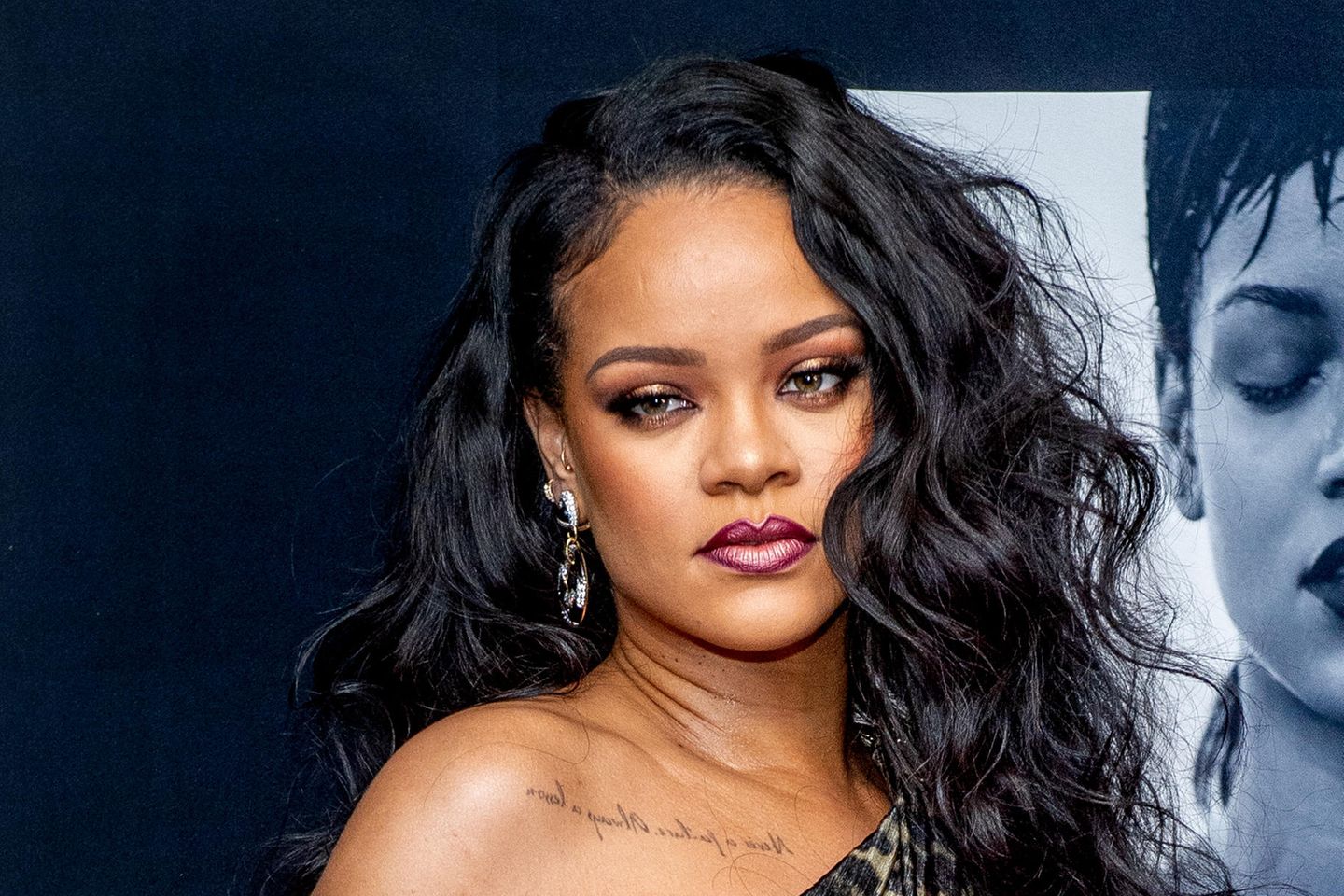 Dass sich Rihanna mit Make-up auskennt, dürfte mittlerweile bekannt sejn. In 2017 launchte sie ihre Marke "Fenty Beauty". Aber auch an ihren besonderen Looks sieht man ihre Expertise: Der Lidschatten im Halo-Style lässt ihre Augen größer wirken. Die Ombré Lippen machen den sexy Look perfekt.