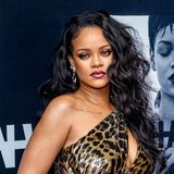 Dass sich Rihanna mit Make-up auskennt, dürfte mittlerweile bekannt sejn. In 2017 launchte sie ihre Marke "Fenty Beauty". Aber auch an ihren besonderen Looks sieht man ihre Expertise: Der Lidschatten im Halo-Style lässt ihre Augen größer wirken. Die Ombré Lippen machen den sexy Look perfekt.