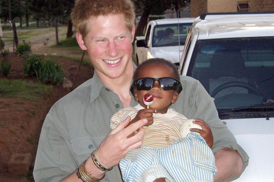 Prinz Harry zeigt sich während einer Reise nach Lesotho, Afrika, mit dem gleichen Silber-Armband. 