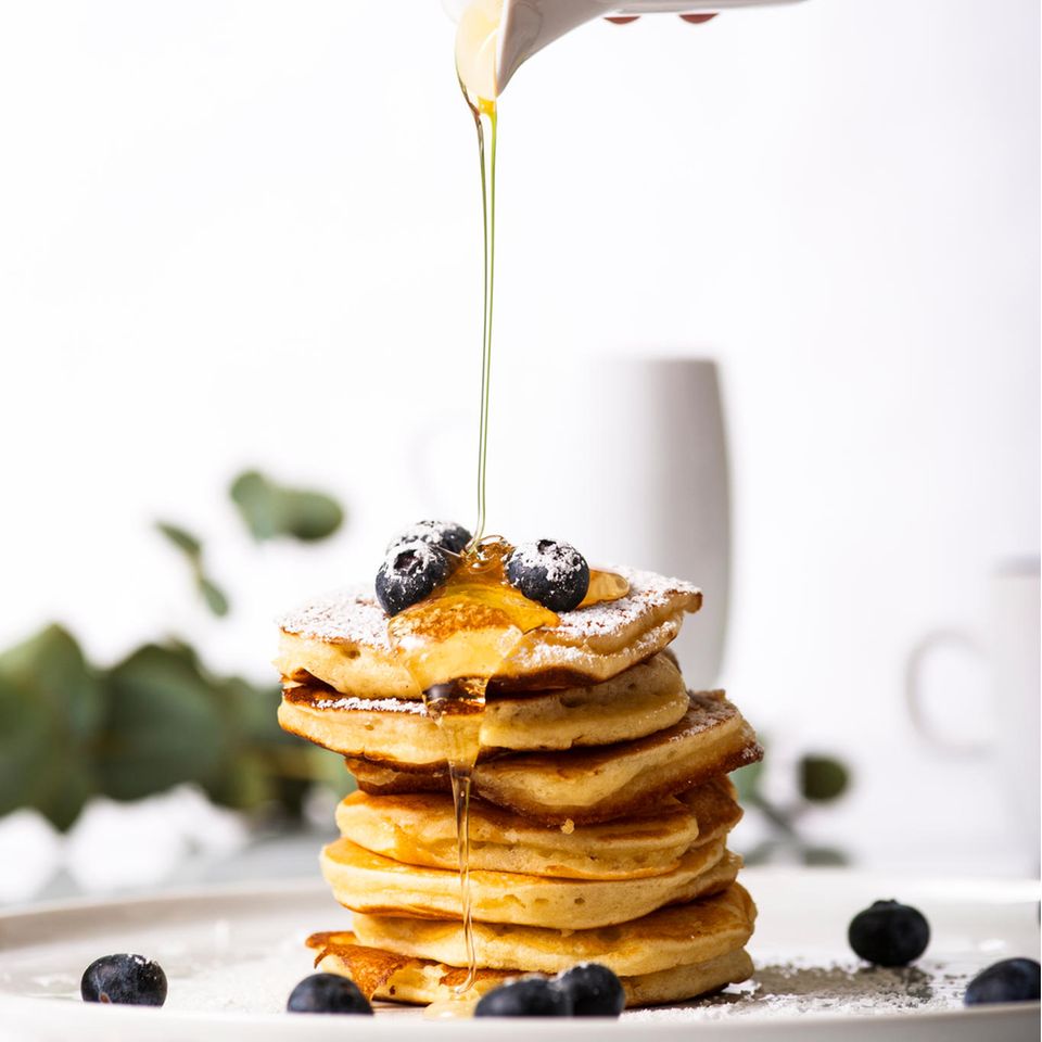 Pancakes mit Ahornsirup und Blaubeeren