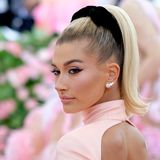 Diesen Retro-Look präsentiert Hailey Bieber bei der Met-Gala 2020. Der intensive schwarze winged Eyeliner am oberen und unteren Wimpernkranz erinnert an die 50er Jahre. 