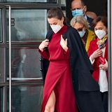 Einen ganz ähnlichen Look trug nämlich Königin Letizia beim Besuch einer Ausstellung in der Nationalbibliothek in Madrid am 16. Februar. Sie setzte ebenfalls auf das erschwingliche Kleid von Massimo Dutti. Sie kombinierte es allerdings mit einem schwarzen Mantel und roten Pumps. 