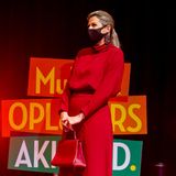 Was für ein Look! In diesem roten Kleid von Massimo Dutti strahlte Máxima der Niederlande im Oktober 2020. Passend dazu wählte sie rote Stiefel von Gianvito Rossi und eine rote Tasche von Delvaux. Von diesem Look hat sich auch eine andere Royal inspirieren lassen.