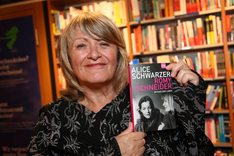 Romy-Schneider-Biografin : Alice Schwarzer präsentiert ihr Buch "Romy Schneider: Mythos und Leben". Alice Schwarzer präsentiert ihr Buch "Romy Schneider: Mythos und Leben".
