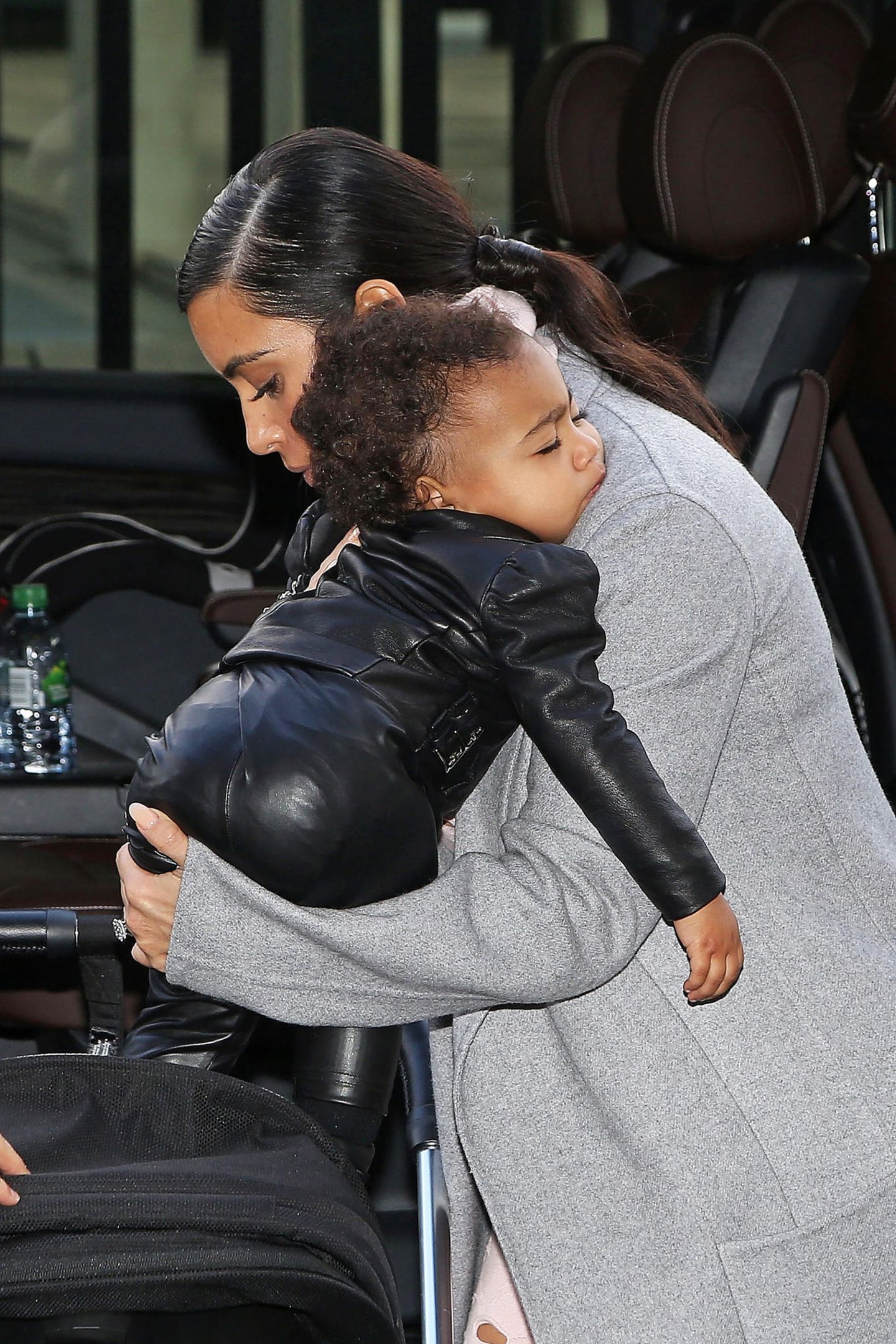 North, als erste Tochter von Kim Kardashian und Kanye West im Juni 2013 geboren, ist im trubeligen Jetset-Leben ihrer Eltern gerne mal auf Mamas Arm eingeschlafen. Für deren Arm ist sie aber mittlerweile schon etwas zu groß.