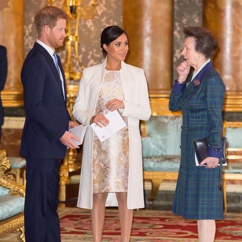 Prinz Harry, Herzogin Meghan und Prinzessin Anne unterhalten sich im März 2019 im Buckingham Palast.