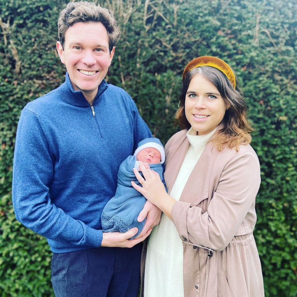 Gestatten, das ist August Philip Hawke Brooksbank, Sohn von Prinzessin Eugenie und ihrem Mann Jack. Der Kleine wurde am 9. Februar 2021 geboren, und mit diesem schönen Bild, aufgenommen von der Hebamme der Familie, stellen ihn die stolzen Eltern nur der Welt vor.