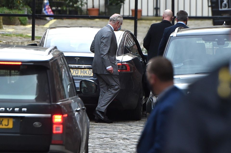 Prinz Philip: Prinz Charles wird bei seiner Ankunft am Londoner "King Edward VII"-Krankenhaus fotografiert. Prinz Charles wird bei seiner Ankunft am Londoner "King Edward VII"-Krankenhaus fotografiert.