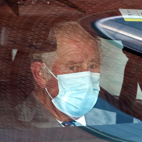 Prinz Charles hat offensichtlich Tränen in den Augen, nachdem er seinen Vater Prinz Philip für etwa 30 Minuten im Krankenhaus besucht hat.