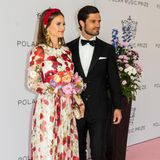 Prinzessin Sofia von Schweden ist ebenfalls Fan des Trend-Accessoires. Für die Verleihung des "Polar Music Prize" wählt sie einen roten Haarreifen mit Blumen-Details – passend zu ihrer floralen Robe. 