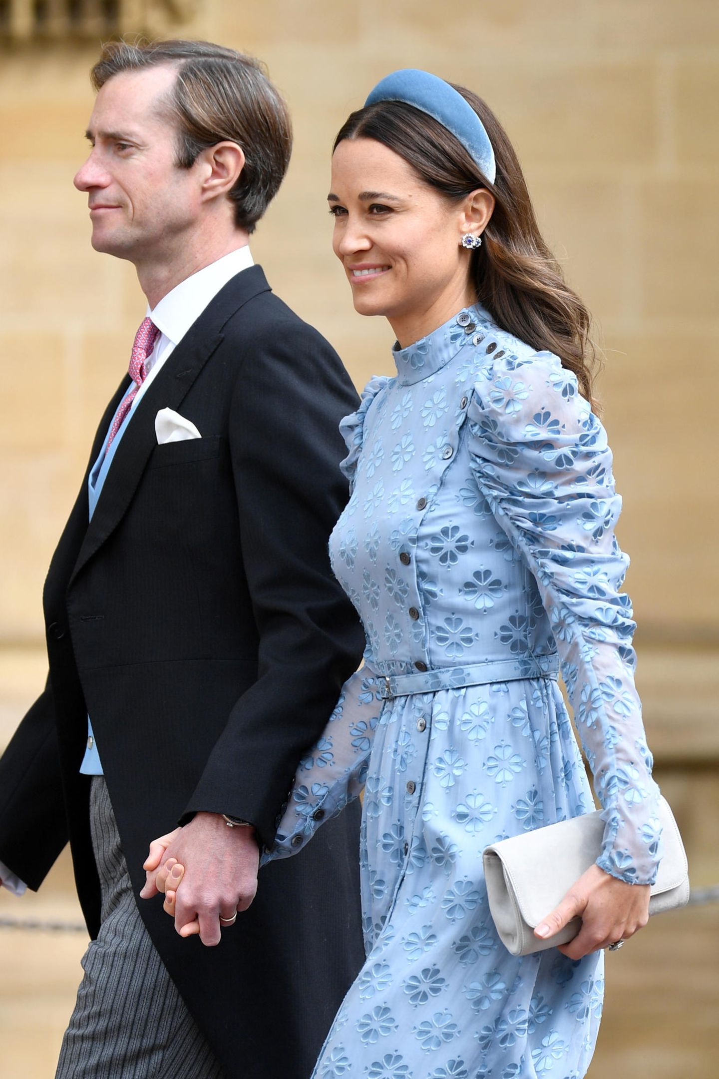 Auch zum eleganten Stil von Kates Schwester Pippa Middleton passen Haarreifen perfekt. Zur Hochzeit von Lady Gabriella Windsor zeigt sie sich mit farblich abgestimmtem Haarreif in hellblauem Samt. 