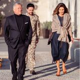 Königin Rania läutet den Frühling ein, auch modisch: Sie trägt ein dunkelblaues Kleid von Stella McCartney (1.095 Euro) und passende braune Pumps von Dior (520 Euro). Über die nackten Schultern hat sie sich lässig einen dünnen Schal von Bottega Veneta (740 Euro) geworfen. 