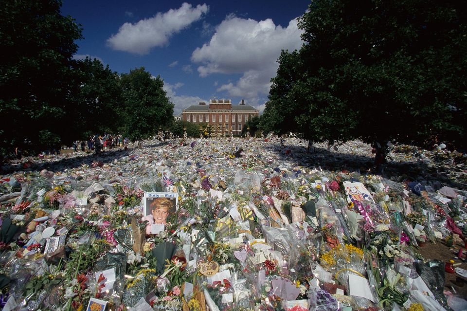 Prinz Philip ist gestorben : Über eine Millionen Blumen-Bouquets wurden im September 1997 nach Prinzessin Dianas Tod vor ihrem letzten Wohnort, dem Kensington Palast, abgelegt. Über eine Millionen Blumen-Bouquets wurden im September 1997 nach Prinzessin Dianas Tod vor ihrem letzten Wohnort, dem Kensington Palast, abgelegt.