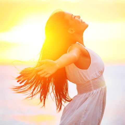 Sonnenzeichen: Frau vor der untergehenden Sonne.