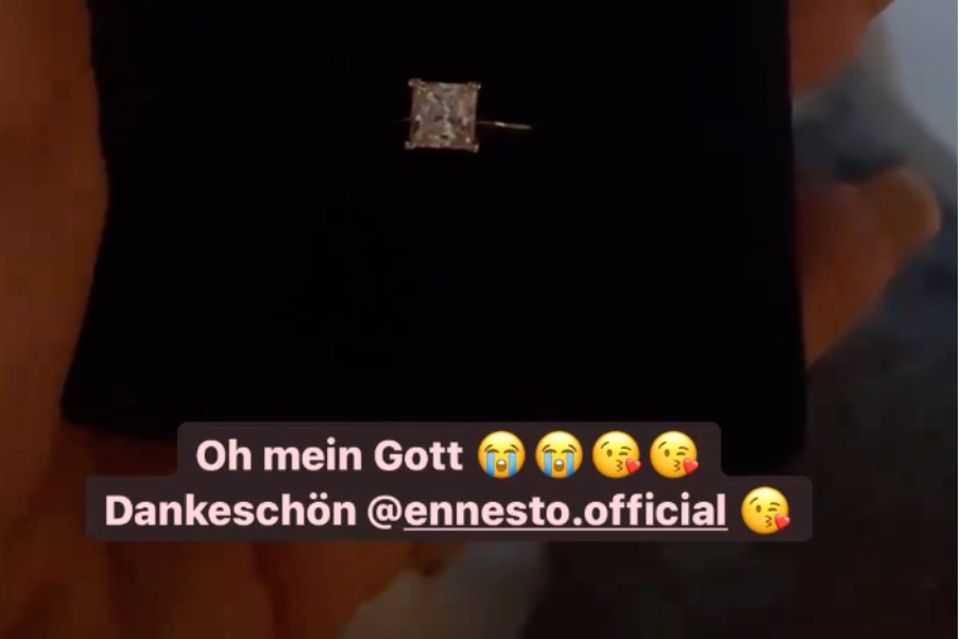 Daniela Büchner + Ennesto Monté: Danni zeigt stolz den Ring, den sie bekomme hat Danni zeigt stolz den Ring, den sie bekomme hat