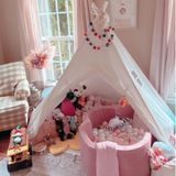 Ein Raum reicht für die kleine Tochter von Gigi Hadid und Zayn Malik scheinbar nicht aus. Auch im Arbeitszimmer wurde für Khai eine rosa Spielecke mit Tipi-Zelt, Kuschelsessel, bunten Pompoms und Bällebad eingerichtet.
