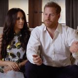 Nach dem ganzen Wirbel um ihren Rückzug, sind Meghan Markle und Prinz Harry bei SpotifyStreamOn auf YouTube zu sehen und sprechen über ihren Podcast "Archwell Audio". Natürlich sind alle Augen auf die schwangere Meghan Markle gerichtet. Nicht nur sie strahlt, sondern auch das ganz besondere Kleid von Oscar de la Renta mit Zitronen-Print (rund 3000 Euro). Auch Harry kommt elegant in Hemd und Hose daher. Was für ein toller Look!