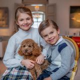 Wie schön! Prinz Oscar darf mit auf eines der Geburtstagsfotos. Auch er strahlt über das ganze Gesicht und freut sich über den Ehrentag seine großen Schwester. Zwischen den Kindern macht es sich Familienhund Rio gemütlich.