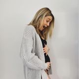 Moderatorin Alina Merkau ist zum zweiten Mal schwanger. Das verkündet die 34-Jährige mit diesem Schnappschuss auf Instagram. 2016 ist sie zum ersten Mal Mama geworden und in Zukunft wird es garantiert noch mehr Babybauch-Schnappschüsse von ihr geben.