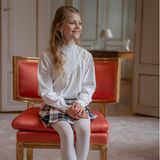 Zum neunten Geburtstag von Prinzessin Estelle veröffentlicht das schwedische Königshaus neue Porträts der Tochter von Kronprinzessin Victoria und Prinz Daniel. Stolz posiert die Thronfolgerin vor der prunkvollen Kulisse von Schloss Haga. Vor der Kamera fühlt sie sich sichtlich wohl. 