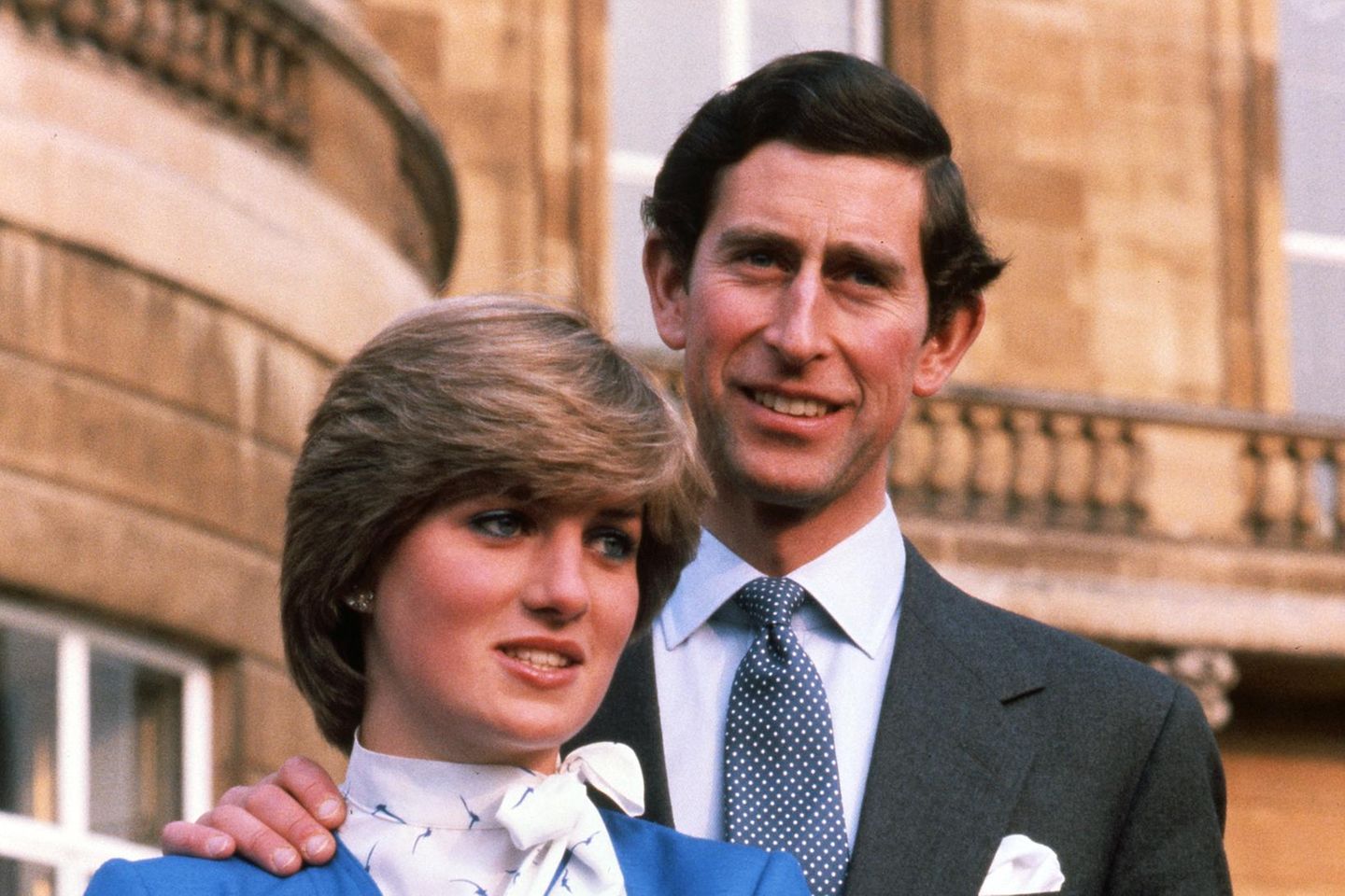 Lady Diana Spencer und Prinz Charles posieren am Tag der Bekanntgabe ihrer Verlobung vor dem Palast.