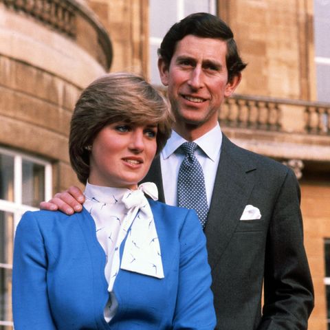 Lady Diana Spencer und Prinz Charles posieren am Tag der Bekanntgabe ihrer Verlobung vor dem Palast.