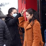High Five! Mit ihrem Stunt-Double scheint sich Selena Gomez bestens zu verstehen: Während der Dreharbeiten zur Krimi-Sitcom "Only Murders in the Building" in New York klatschen die beiden Frauen ab. 