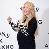 Die Baby-News kamen überraschend: Ellie Goulding hat am 24. Februar ihre Schwangerschaft bekannt gegeben und nun ihren ersten offiziellen Red-Carpet-Auftritt mit Babykugel absolviert. Anlässlich der BOSS x Anthony Joshua Kollektion zeigt sich die 34-Jährige in einem schwarzen Shirt unter dem sie eine Bluse im Zebra-Look trägt. Die Sängerin ist bereits im 8. Monat schwanger – und von der Seite ist der Bauch ganz deutlich zu erkennen. Ebenfalls nicht zu übersehen: Das großartige Strahlen der Londonerin. 