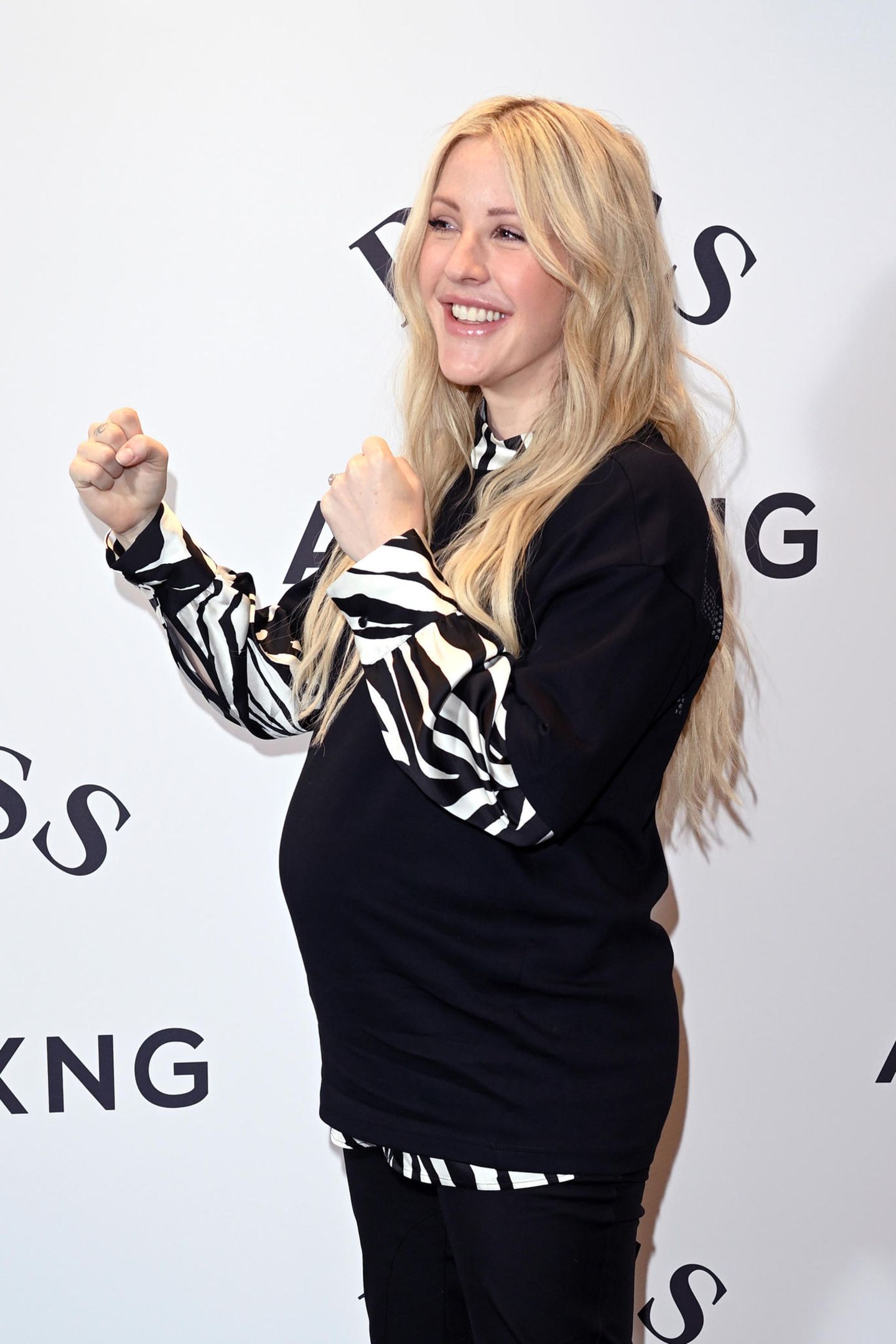 Die Baby-News kamen überraschend: Ellie Goulding hat am 24. Februar ihre Schwangerschaft bekannt gegeben und nun ihren ersten offiziellen Red-Carpet-Auftritt mit Babykugel absolviert. Anlässlich der BOSS x Anthony Joshua Kollektion zeigt sich die 34-Jährige in einem schwarzen Shirt unter dem sie eine Bluse im Zebra-Look trägt. Die Sängerin ist bereits im 8. Monat schwanger – und von der Seite ist der Bauch ganz deutlich zu erkennen. Ebenfalls nicht zu übersehen: Das großartige Strahlen der Londonerin. 