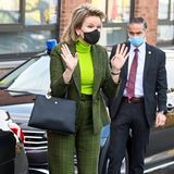 Neongrün ist eine Farbe, die man an hochrangigen Royals doch eher selten sieht: Königin Mathilde kombiniert den extravaganten Rollkragenpullover stilsicher mit einem moosgrünen Tweed-Anzug von Maison Natan.