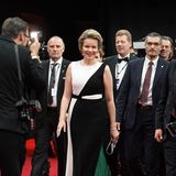 Royaler Besuch bei der Bambi-Verleihung: Königin Mathilde bezaubert auf dem roten Teppich in Baden-Baden im eleganten Schwarz-Weiß-Look.
