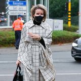 Gar nicht kleinkariert: Beim Besuch eines Jugendzentrums in Beernem begeistert Königin Mathilde in einem Ensemble mit Gitter-Optik.