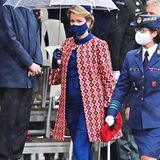 Bei ihrem Auftritt bei der "Blauwe Mutsen Parade" an der Königlichen Militärakademie in Brüssel bezaubert Königin Mathilde im Retro-Look.
