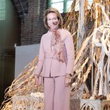 Ein Anzug-Traum in Rosé präsentiert Mathilde von Belgien bei ihrem Besuch der Ausstellung "Memling Now" in Br¸ügge.