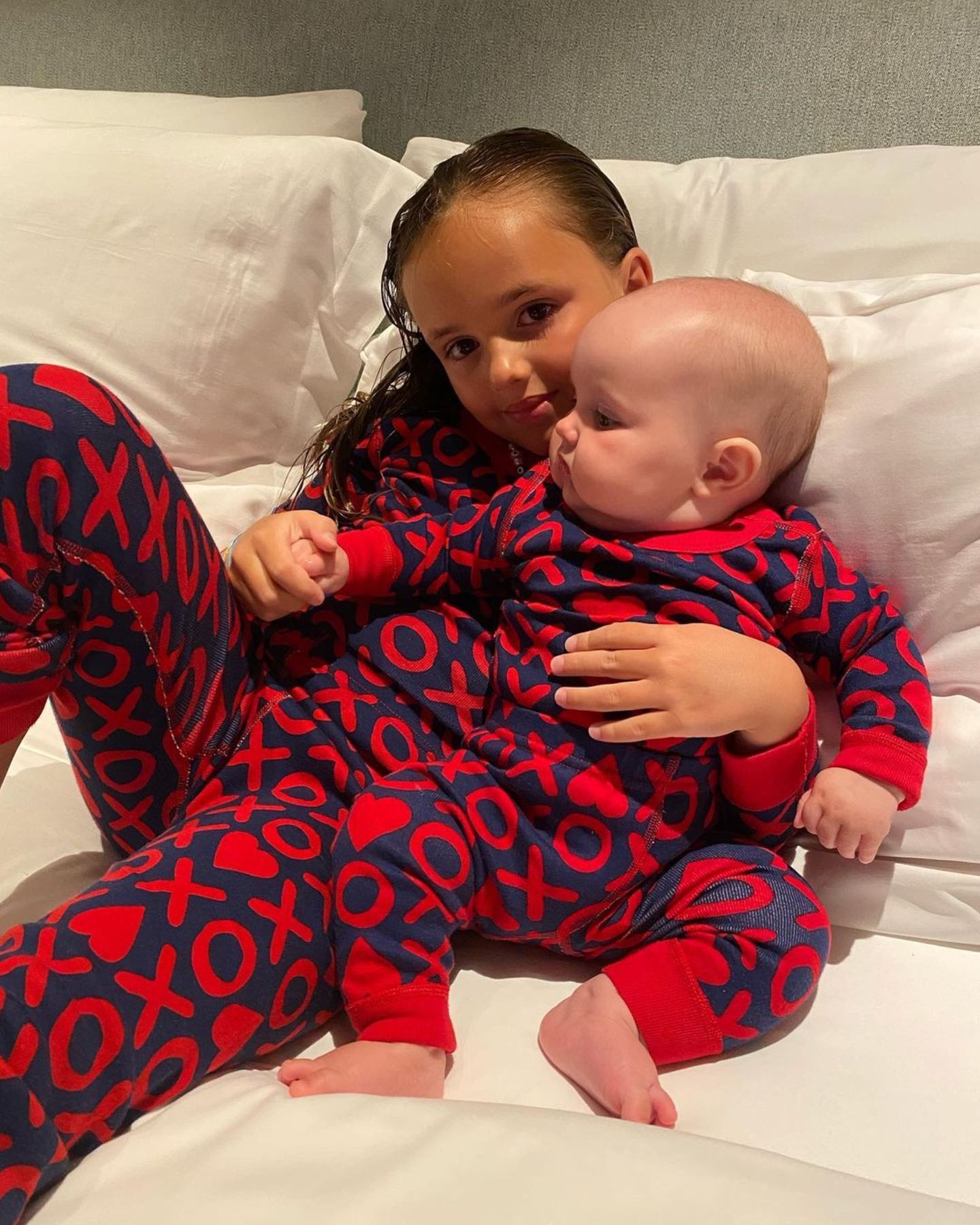 "Die Lieben unseres Lebens", schreibt Tamara zu diesem niedlichen Foto von Sophia und Serena im Partnerlook. "XO" findet sich auf den Pyjamas der Mädchen, was im Englischen für Küsse und Umarmungen steht – wie passend! 