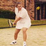 Braune Haare und Tennis-Trikot: So kennen wir Schauspielerin Rebel Wilson ja gar nicht. Auf Instagram teilt die Blondine, dass sie früher professionelle Tennis-Spielerin werden wollte. "Leider war ich zu klein (und auch nicht gut genug)", scherzt sie. Aber mal ehrlich, seit dieser Aufnahme hat sich bei der Schauspielerin ganz schön viel verändert.