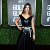 Im stylischen Leder-Look zeigt sich Sophia Meloni auf dem leeren Teppich der Golden Globes.