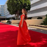 Auf dem leeren Teppich kommt der rote Glamour-Look von Sarah Hyland fast noch besser zur Geltung.