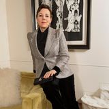 Von London aus nimmt Olivia Coleman an den diesjährigen Golden Globes teil. Sie trägt einen glamourösen Anzug-Lokk von Armani Privé und Schmuck von Messika.