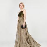 Gillian Anderson ist immer eine Erscheinung, selbst in einem weißen, sterilen Fotostudio. Sie bezaubert in einer Robe von Dior.
