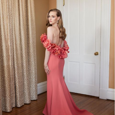 Amanda Seyfried bezaubert auch ohne roten Teppich in einem floralen Look von Oscar de la Renta.