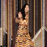 Awkwafina bezaubert auf der Bühne im Pailletten-Retro-Look.