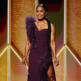 Angela Bassett sorgt mit ihrem Auftritt im pflaumenfarbenen Dolce&Gabbana-Look für weite Augen und offene Münder.