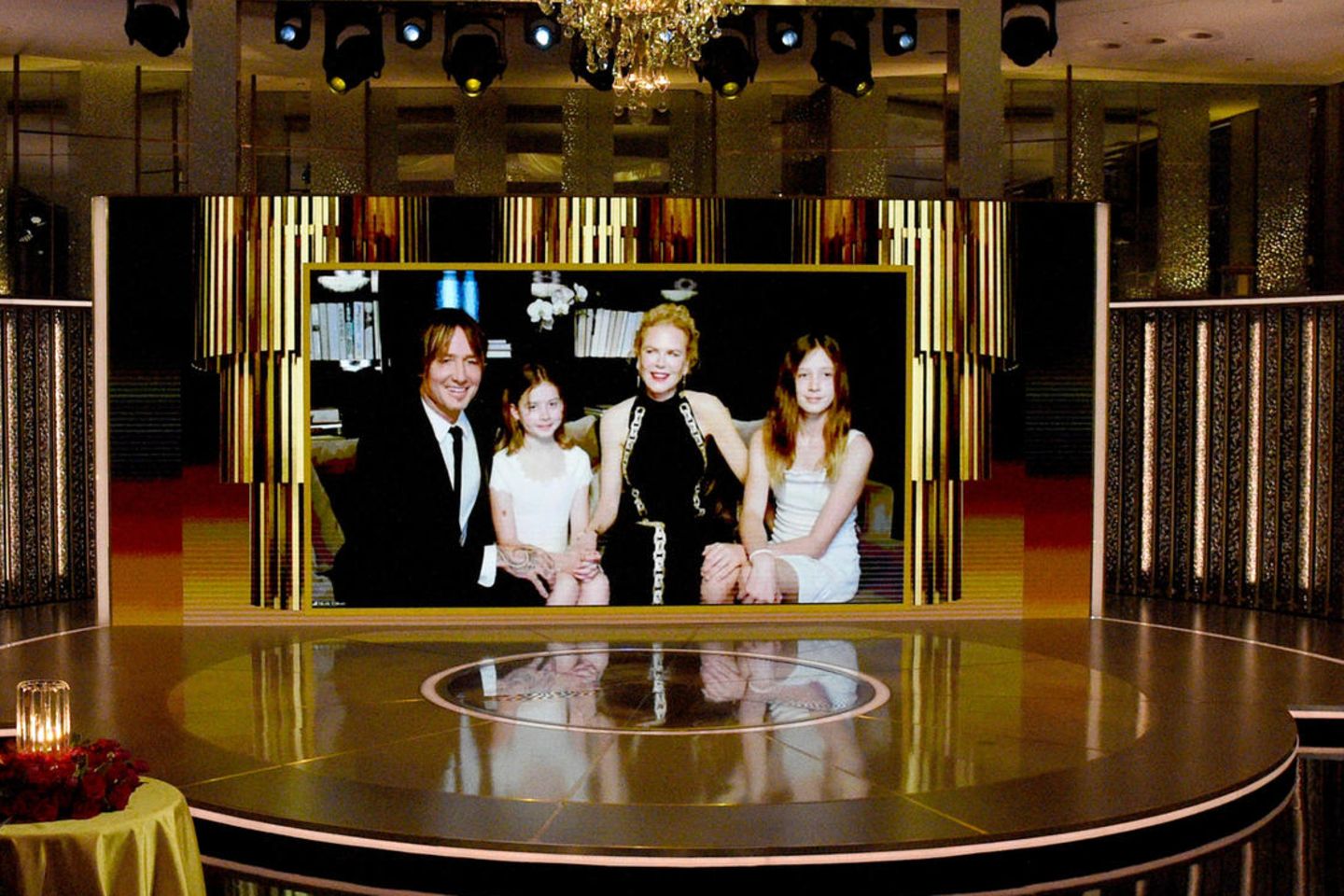 Keith Urban und Nicole Kidman grüßen mit ihren Kindern Faith (2.v.l.) und Sunday (r.)