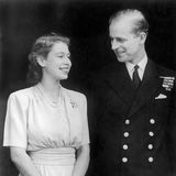 Der 99-Jährige liegt seit einigen Tagen im Krankenhaus. Und was hat die Brosche nun damit zu tun? Nun, am 10. Juli 1947 trägt die damalige Prinzessin Elizabeth die Brosche beim offiziellen Foto-Termin anlässlich ihrer Verlobung mit Leutnant Philip Mountbatten. Glücklich posiert das Paar für den Fotografen. Im Video-Call jetzt, über 73 Jahre später, könnte die Queen ein liebevolles Zeichen für ihren kranken Mann setzen: "Ich denke an dich."