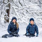 Auch ein schönes Winterfoto von Oscar und seiner großen Schwester veröffentlicht der schwedische Hof. Wir gratulieren ganz herzlich!